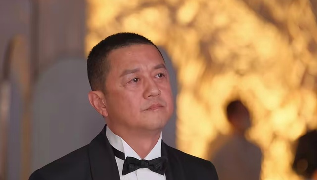 李亚鹏现身香港嫣然慈善晚宴， 筹得336万港币、将用于唇腭裂患儿康复