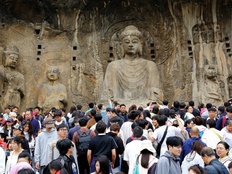 多家景区发布限流公告或停售门票，假期第二天游客已达最大承载量