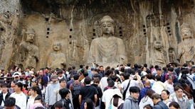 多家景区发布限流公告或停售门票，假期第二天游客已达最大承载量