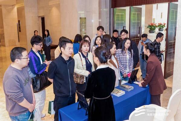 宣讲会现场，招生与学术团队为家长和学生提供一对一咨询