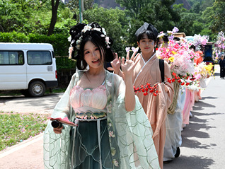 “五一”遇上高油价：出行热度边际回落，体验消费逆势升温