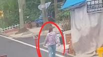 顾客称手机遗落海底捞被保洁藏匿并试图寄走