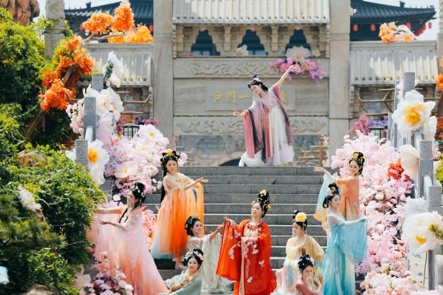 “五一”超800场好戏燃动全城 “演艺之城”引爆假日文旅市场