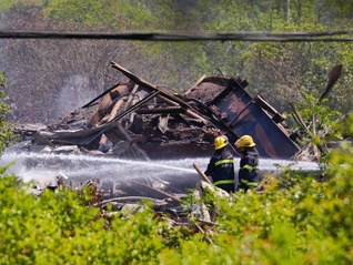 浏阳烟花厂爆炸已致37人死亡1人失联，8人涉重大责任事故罪被传唤到案