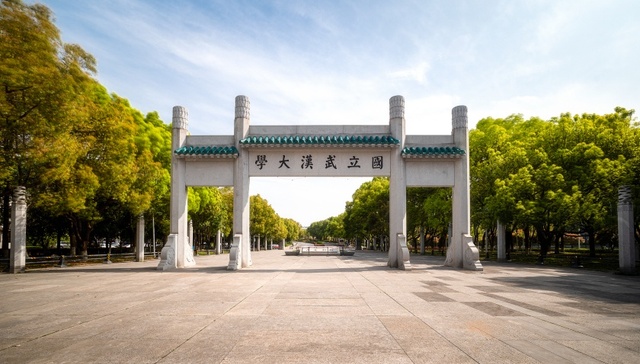 界面快评;武汉大学;主动开放校门