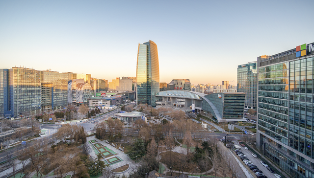 工资收入，;2025年平均工资;城镇非私营单位;近13万元;行业最“多金”