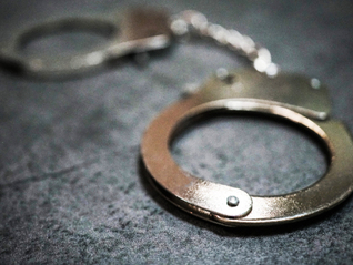 “盲人女孩盲道上被撞”系摆拍，北京警方：2人被采取刑事强制措施