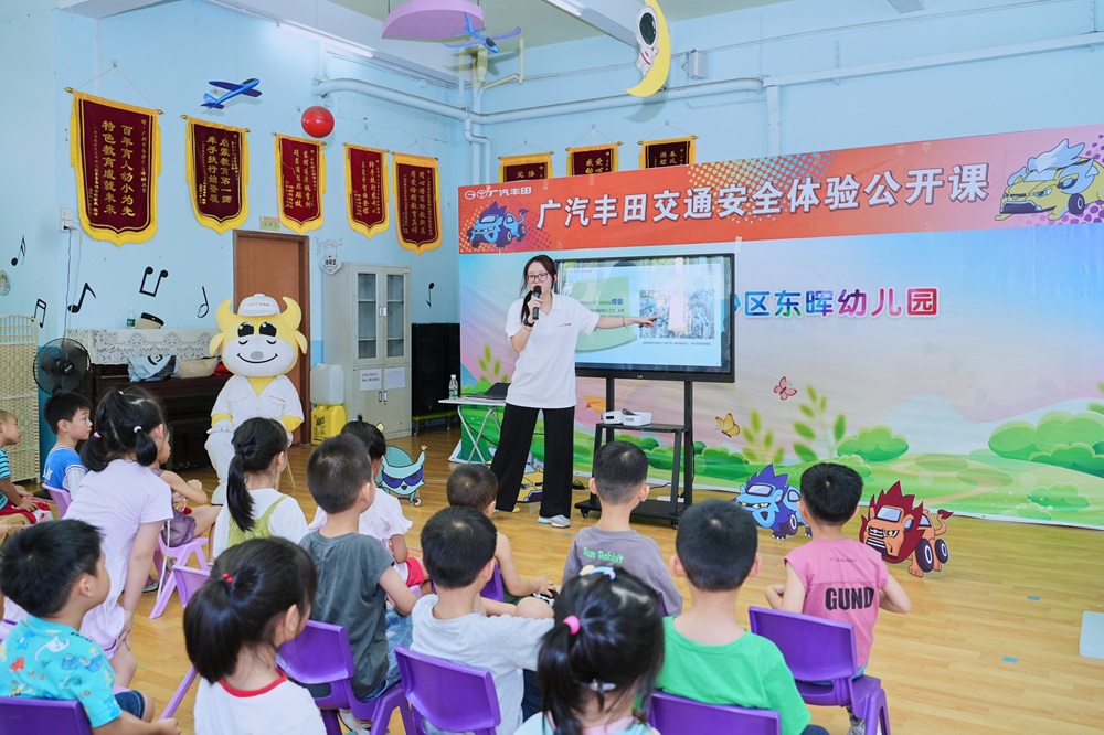 张圣怡在东晖幼儿园向小朋友讲述汽车制造知识.JPG