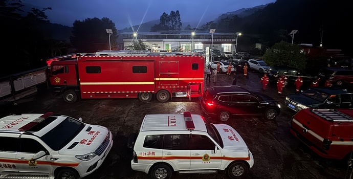 地方新闻精选 | 广西环江车辆坠河已发现4人死亡 湖北阳新通报13岁男孩被教官殴打
