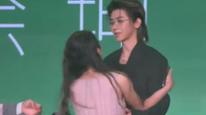 女子冲上台拥抱蔡徐坤，被多名保安拉开带离，品牌道歉：安保出现漏洞将追责