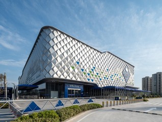 卖场变自助餐厅？多家山姆货架现熟食残渣和空瓶子等，客服回应