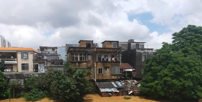 广东阳江市遭遇超级暴雨，居民：一楼积水接近膝盖