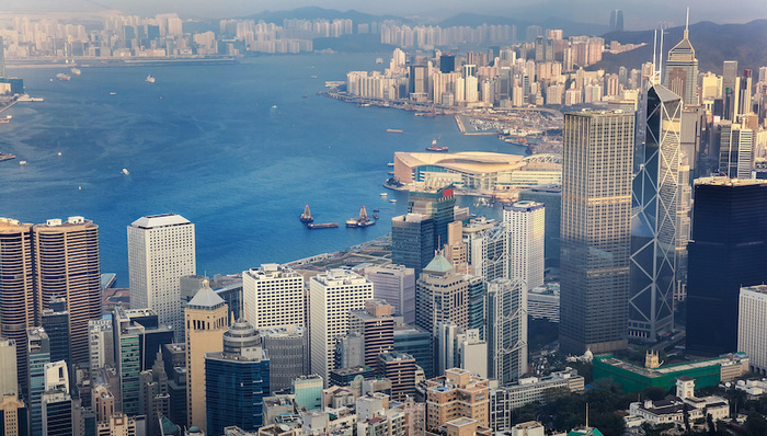 有客户三天定下过亿豪宅，内地买家挤爆香港楼市