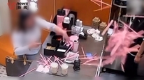因店员漏放两根吸管，女子折返奶茶店辱骂大闹，门店：该顾客已去派出所；茉莉奶白客服：已反馈相关部门