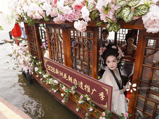 提振消费专项行动实施一周年：服务与新型消费双轮驱动，商品零售待破局