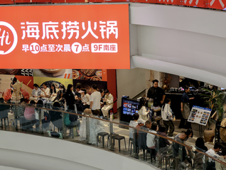 “小狗上桌吃蛋糕”引争议，海底捞停止携宠就餐试点