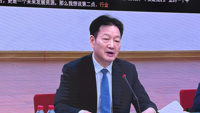 牧原股份；换帅；秦英林；退休；曹治年；接任董事长