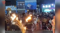 烟台一喷火表演意外烧到演员