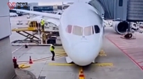 德国汉莎航空一波音客机停靠登机口时起落架突然坍塌，机身受损，多名机组人员受伤