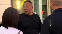 于东来店外调试音响设备，放上头神曲跟市民合影互动