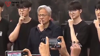 黄仁勋访韩第一站赶网吧，与Faker见面摆经典手势，现场劝粉丝买新显卡：我需要钱