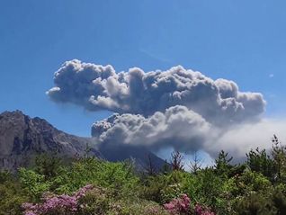 日本樱岛火山喷发，火山灰柱高达1300米、市中心泥泞不堪