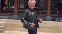 英伟达与SK海力士合作，黄仁勋称存储短缺将持续，“生意太火爆了，我来韩国感谢”