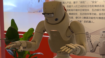 爷叔也体验上AI外骨骼机器人了，界面新闻直击2026老博会