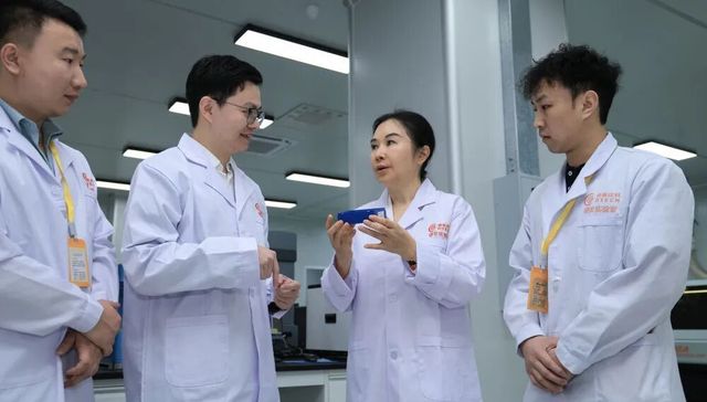 河南女首富，16岁当厂妹，一根针狂赚800亿