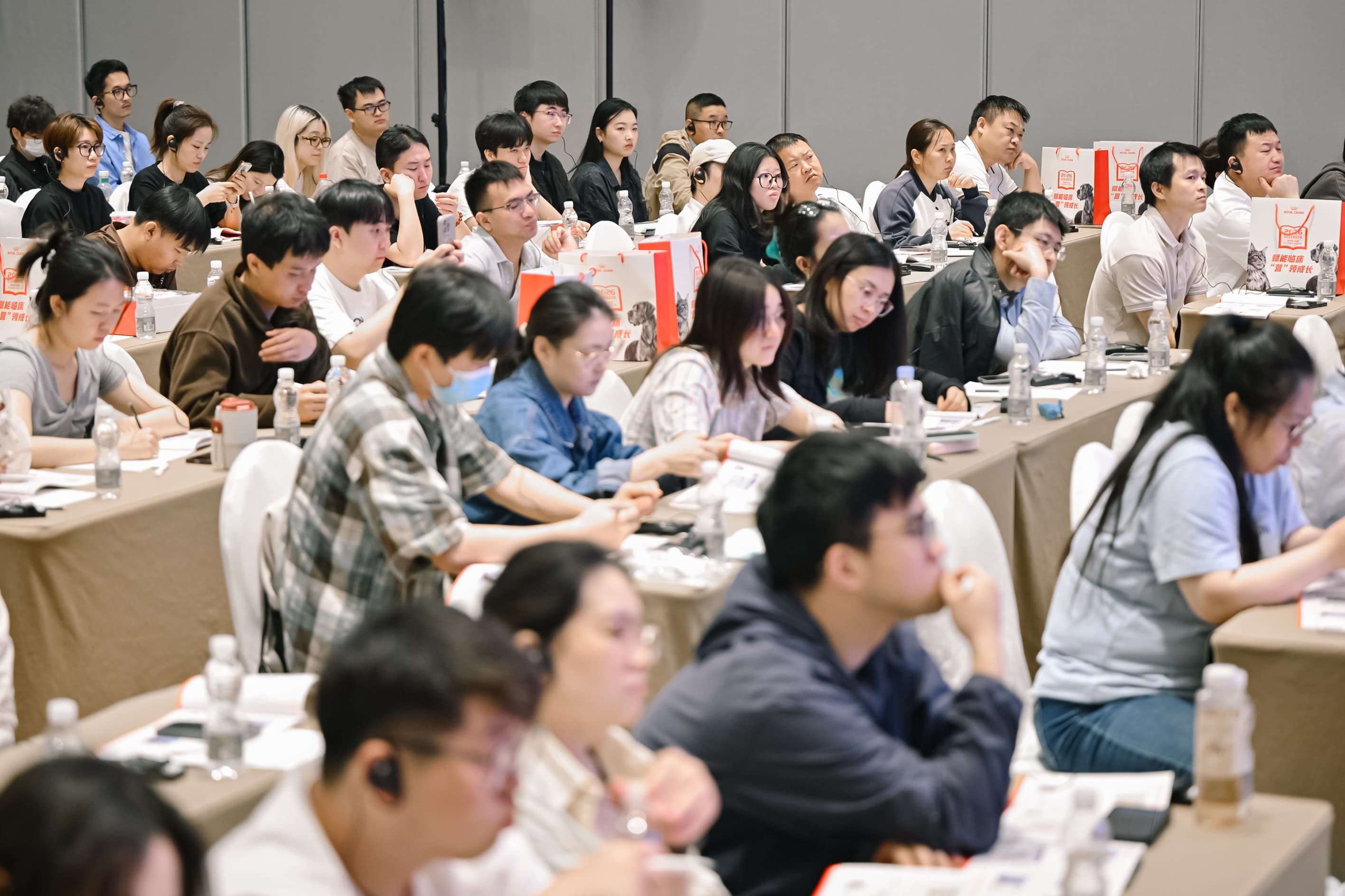 1781178261739281.jpg 7. 参会兽医认真聆听讲师授课.JPG