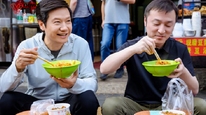 雷军现身武汉蹲路边过早，吃热干面听劝加点了绿豆汤