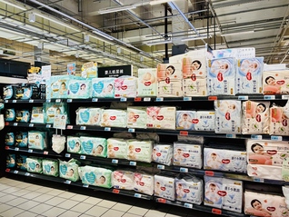 纸尿裤风波中的母婴店：急忙贴检测报告，暂未下架产品