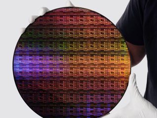 IBM推出全球首款亚纳米芯片技术，盘前股价一度涨超6%