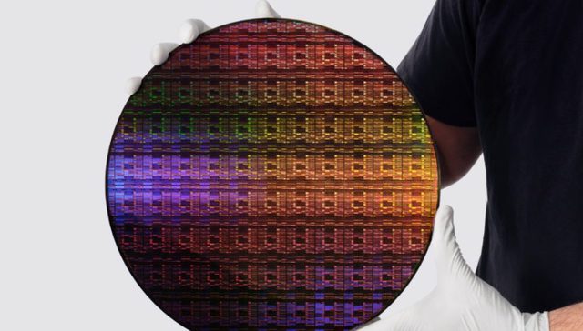 IBM推出全球首款亚纳米芯片技术，盘前股价一度涨超6%