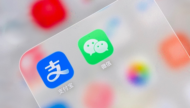 大厂终于不再逼用户“用AI”了
