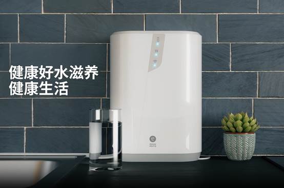 墙上贴着海报AI 生成的内容可能不正确。