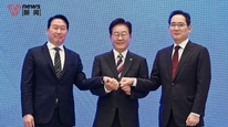 韩总统李在明感谢巨额投资，向李在镕、崔泰源90度鞠躬