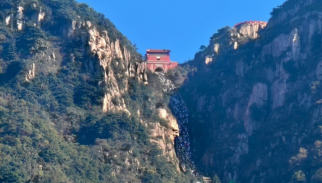 泰山;刀片铁丝网;景区;物理隔绝