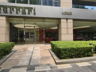 谁在为法拉利首款纯电车买单？