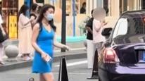 宗馥莉蓝裙现身杭州街头，自有品牌已去除“娃哈哈”字样