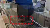 盒马一门店被曝员工穿皮鞋踩在制作熟食铁架上