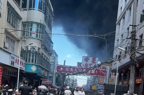 福建晋江一鞋厂发生大火致28人死亡,目击者:烧至楼顶