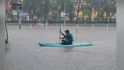 沈阳暴雨有人在积水中划艇还有人游泳