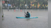 沈阳暴雨有人在积水中划艇还有人游泳
