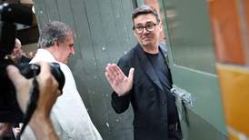 离唐宁街10号更近了,伯纳姆锁定工党党首职位