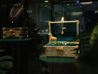 多宝阁金铺在上海IFC开设新店，Berluti以“花园”为题展示新季作品｜是日美好事物