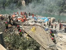 重庆彭水县山体崩塌：有房子被冲至河堤，已致8死34人失联
