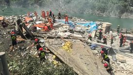 重庆彭水县山体崩塌：有房子被冲至河堤，已致8死34人失联
