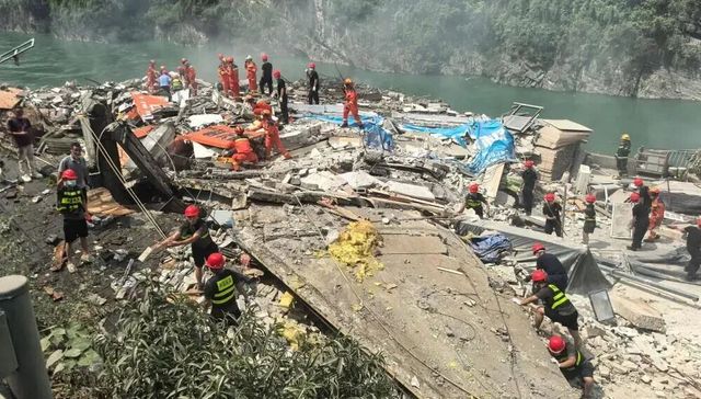 重庆彭水县;山体崩塌;房子冲至河堤;8死34人失联