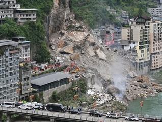 重庆彭水县山体崩塌现场救援力量已超800人，仍存再次崩塌潜在风险